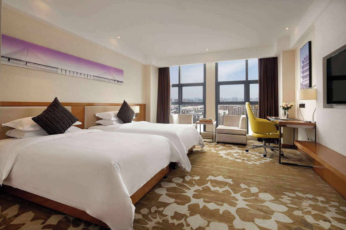 Minibar, in-room safe, free WiFi, bed sheets