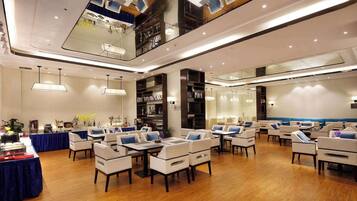 Petit déjeuner, déjeuner et dîner servis sur place