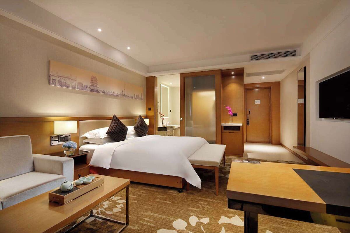 Minibar, in-room safe, free WiFi, bed sheets