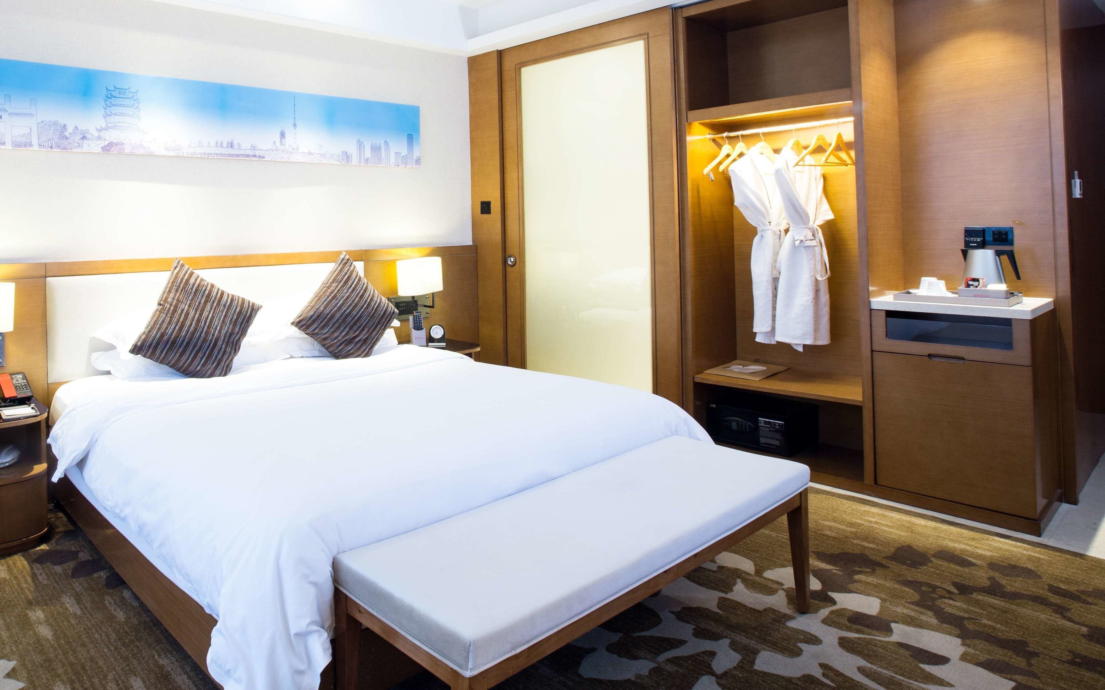 Minibar, in-room safe, free WiFi, bed sheets