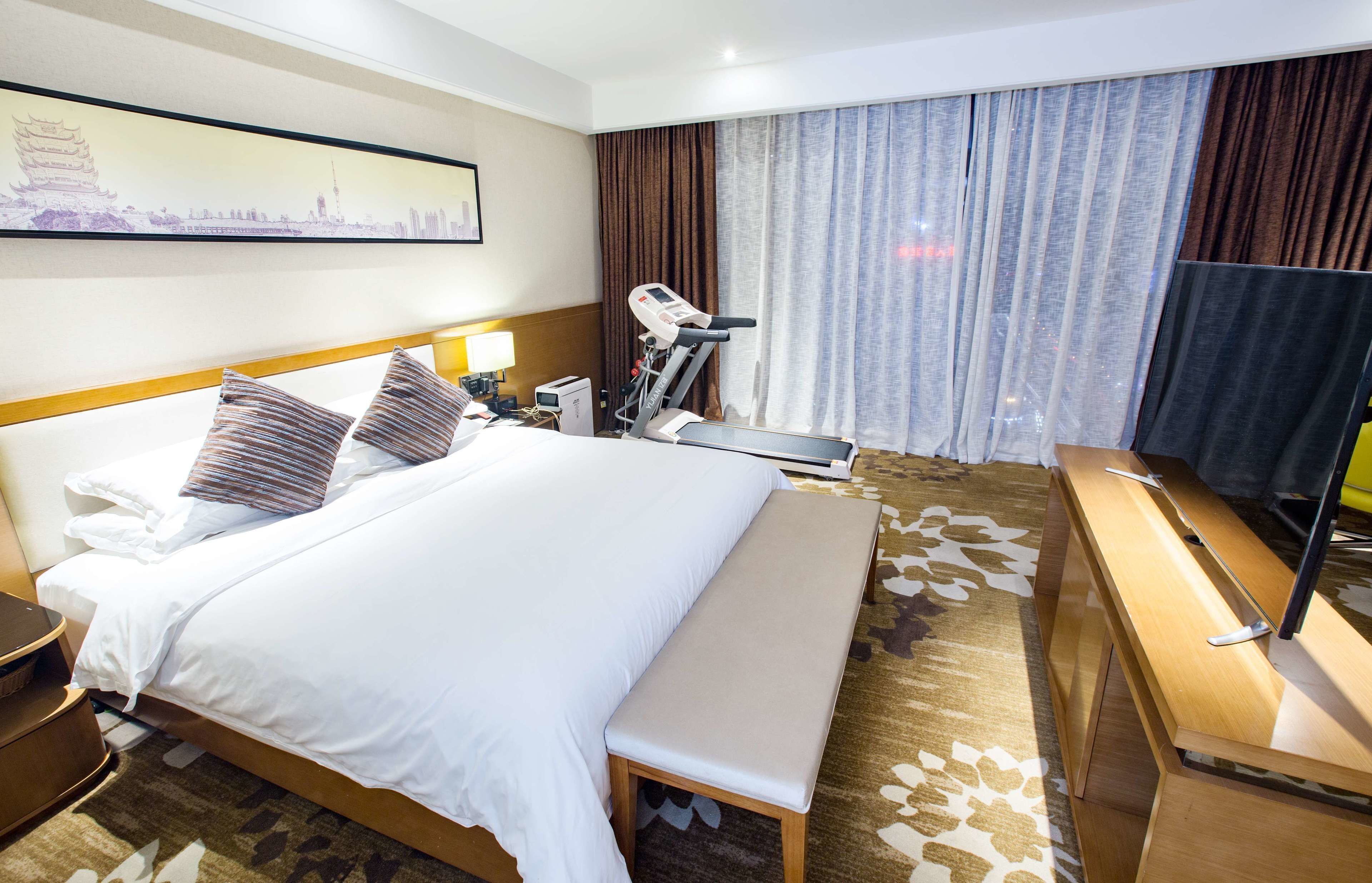 Minibar, in-room safe, free WiFi, bed sheets