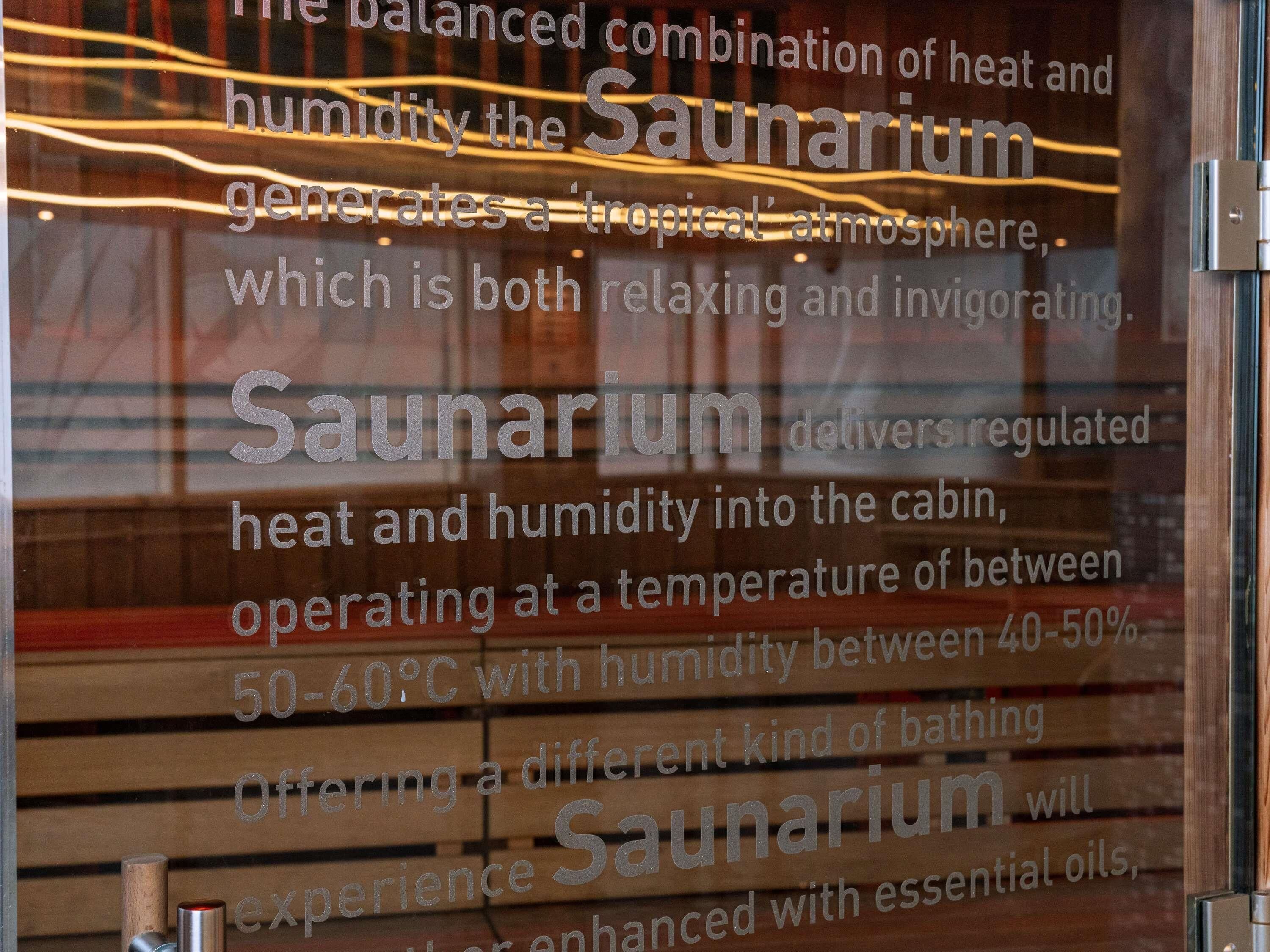 A window with text describing the Saunarium's features, including regulated heat and humidity, operating temperature, and essential oils.