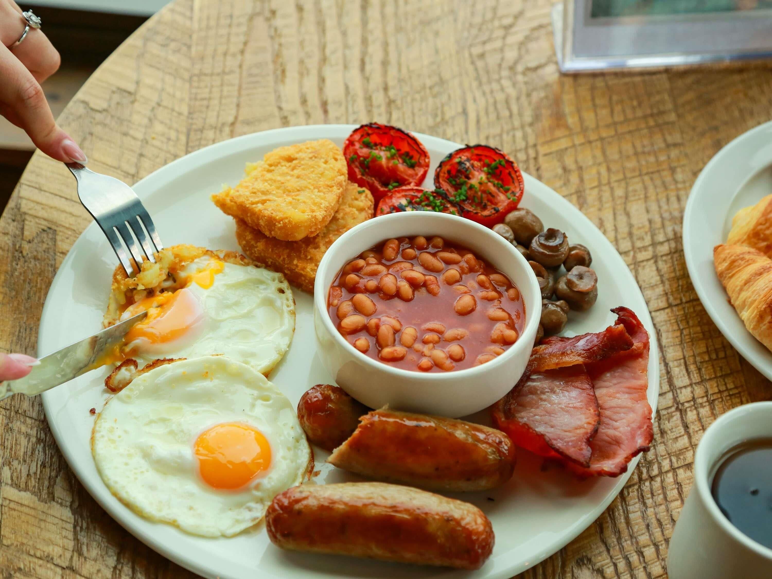 full breakfast on weekends (gbp 25 per person)