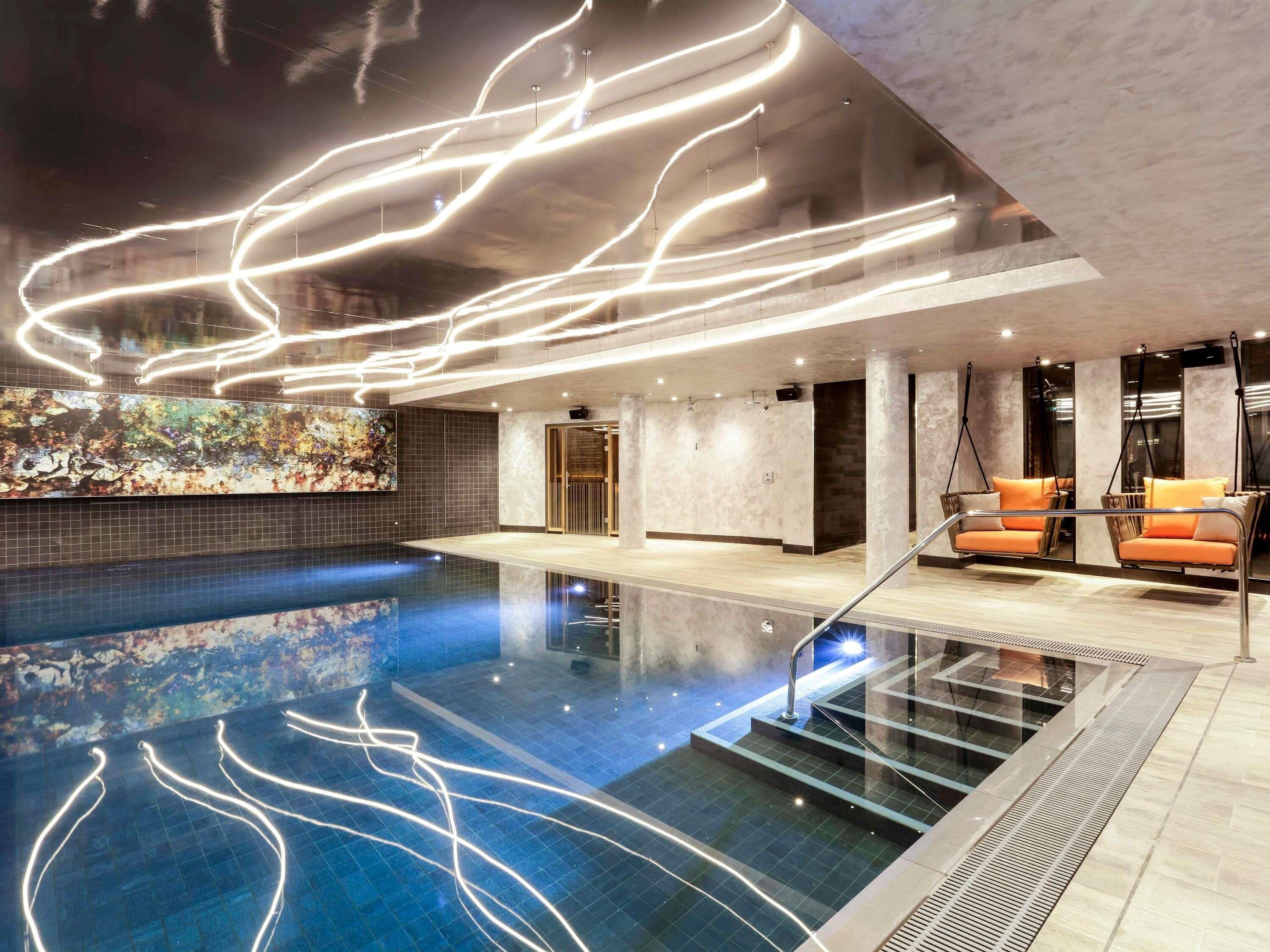 Una piscina cubierta