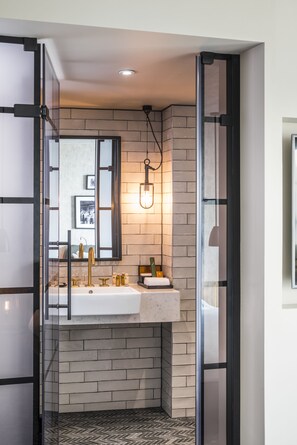 Regadera, amenidades de baño ecológicas, secadora de cabello, toallas