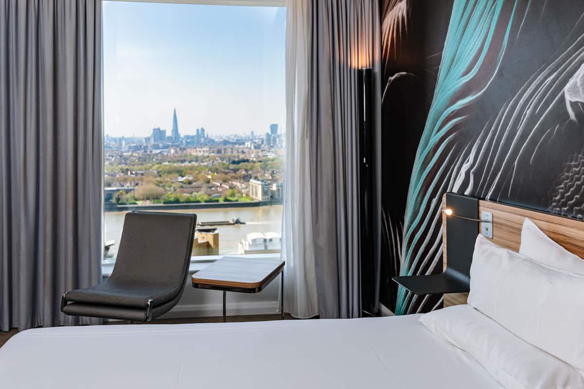 Habitación doble superior, 1 cama doble, vistas a la ciudad | Caja fuerte, escritorio, espacio para trabajar con un portátil