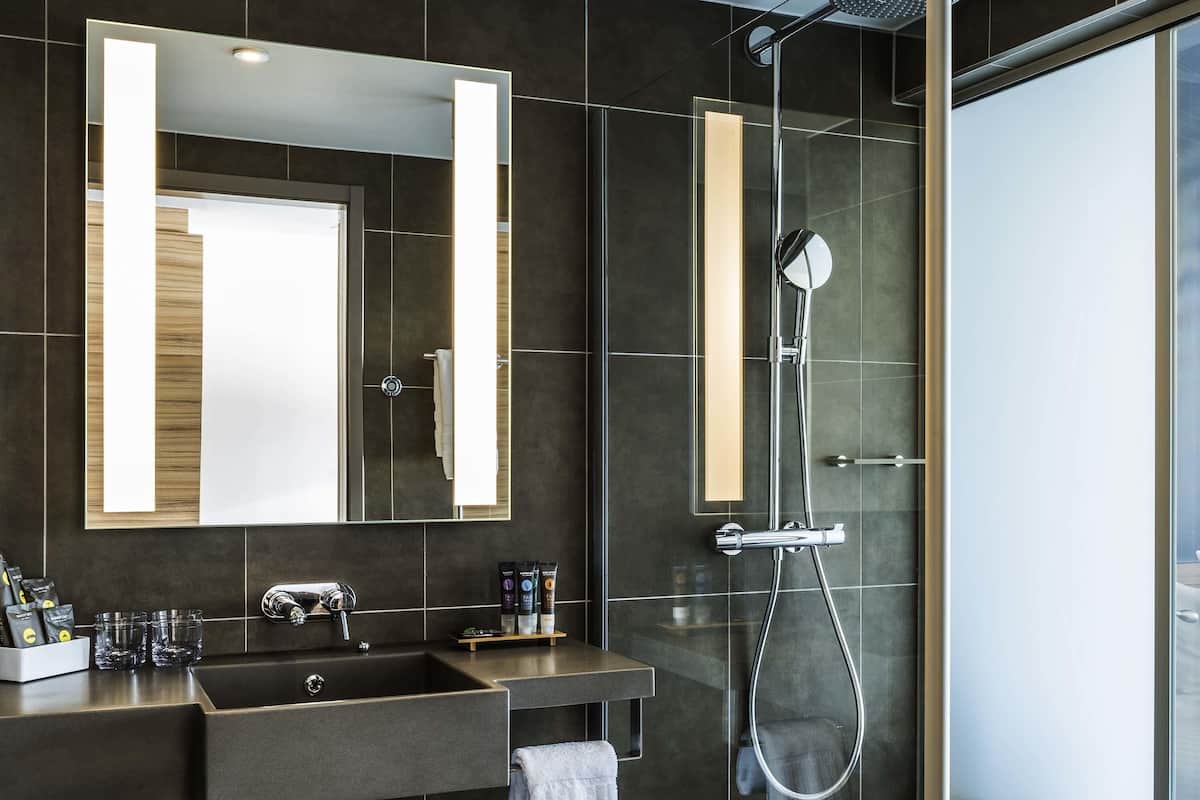 1 quarto, cofres nos quartos, espaço de trabalho para notebook