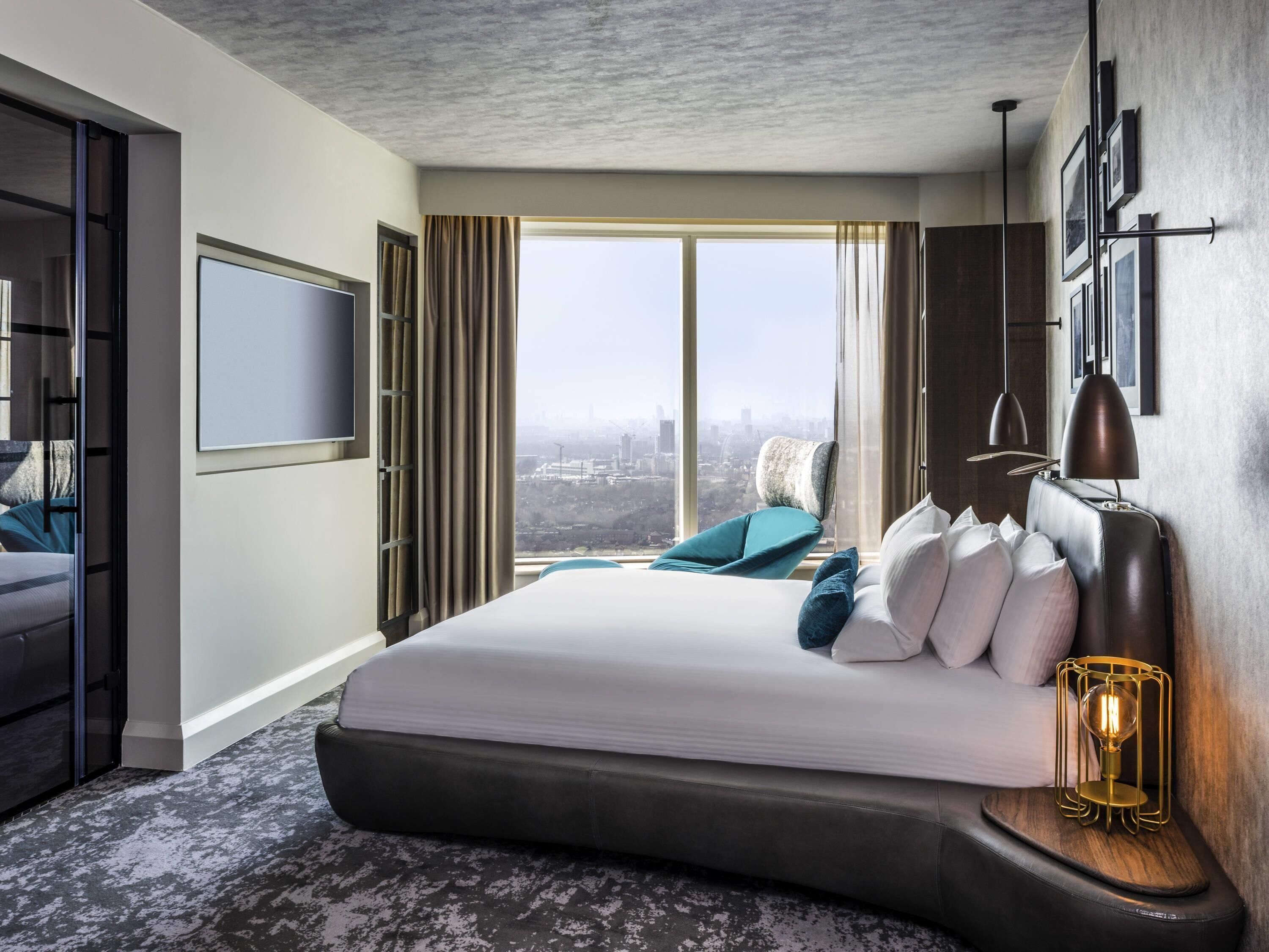 Suite Exécutive, 1 très grand lit | Coffres-forts dans les chambres, bureau