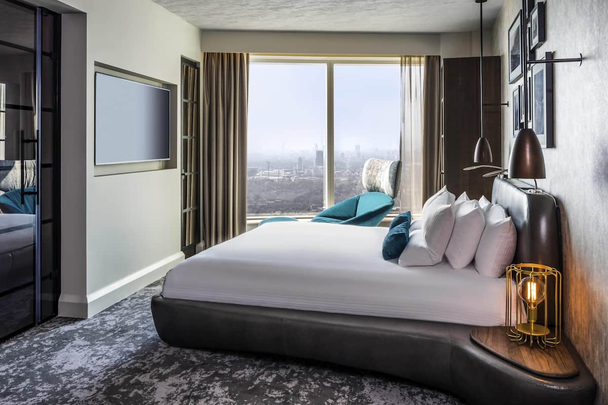 Suíte executiva, 1 cama King | 1 quarto, cofres nos quartos, espaço de trabalho para notebook