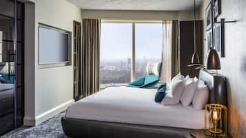 Executive suite, 1 kingsize bed | Een kluis op de kamer, een laptopwerkplek, een strijkplank/strijkijzer