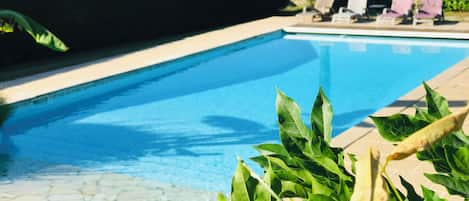 Piscina externa sazonal, guarda-sóis, espreguiçadeiras