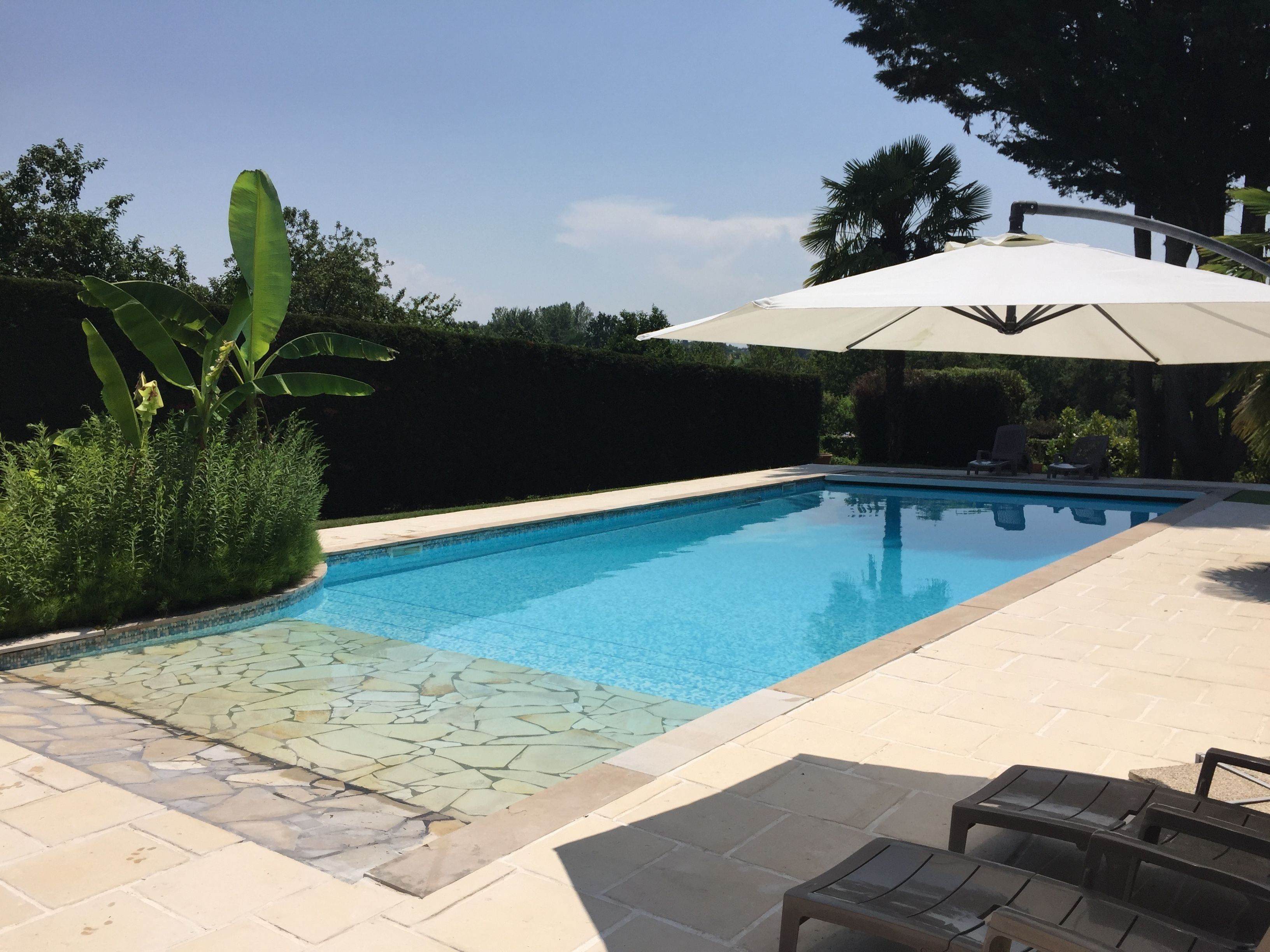 Alberca al aire libre por temporada y sombrillas en la alberca 