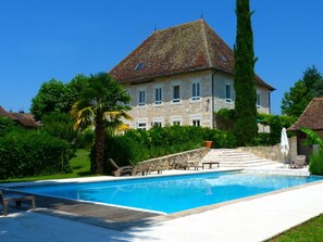 Piscina externa sazonal, guarda-sóis, espreguiçadeiras