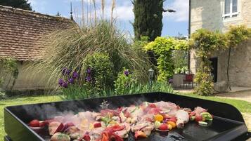 DĂźner servi sur place, restauration en plein air