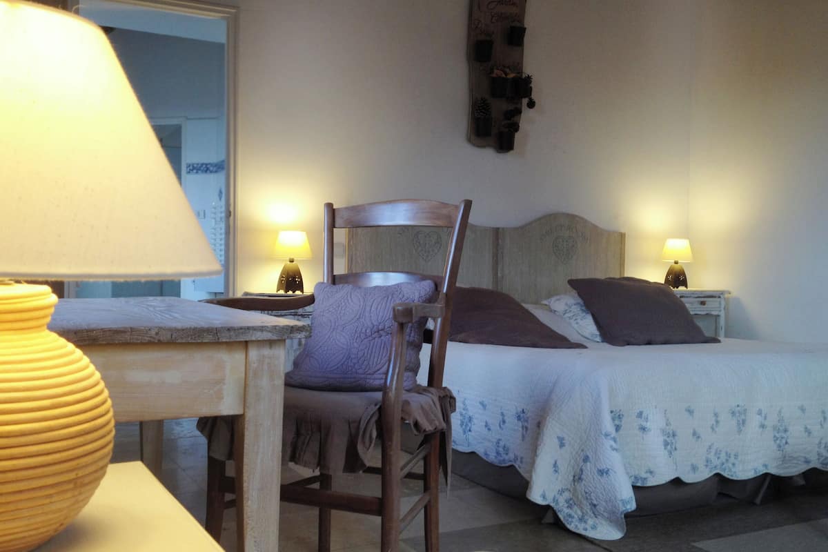 Superior driepersoonskamer | Luxe beddengoed, individueel gedecoreerd, individueel gemeubileerd