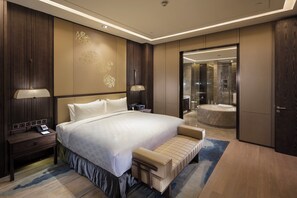 Minibar, caja de seguridad en la habitación y escritorio