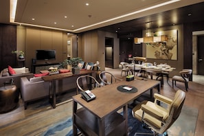 Minibar, in-room safe, desk, iron/ironing board - Holiday Inn Zhangjiakou Downtown by IHG (Zhangjiakou)