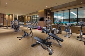 A modern gym with various exercise equipment, including treadmills, elliptical machines, and weight stations. - Holiday Inn Zhangjiakou Downtown by IHG (Zhangjiakou)