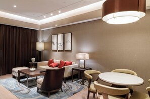 Minibaari, tallelokero huoneessa, työpöytä, silitysrauta/-lauta