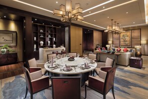 Minibar, coffre-fort, bureau, fer et planche à repasser