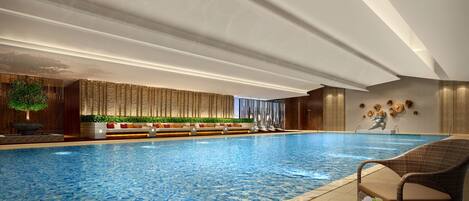 Una piscina cubierta