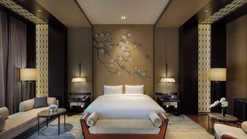 Bar mini, peti besi dalam bilik, meja, seterika/papan seterika