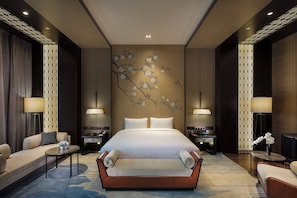 Minibar, coffres-forts dans les chambres, bureau