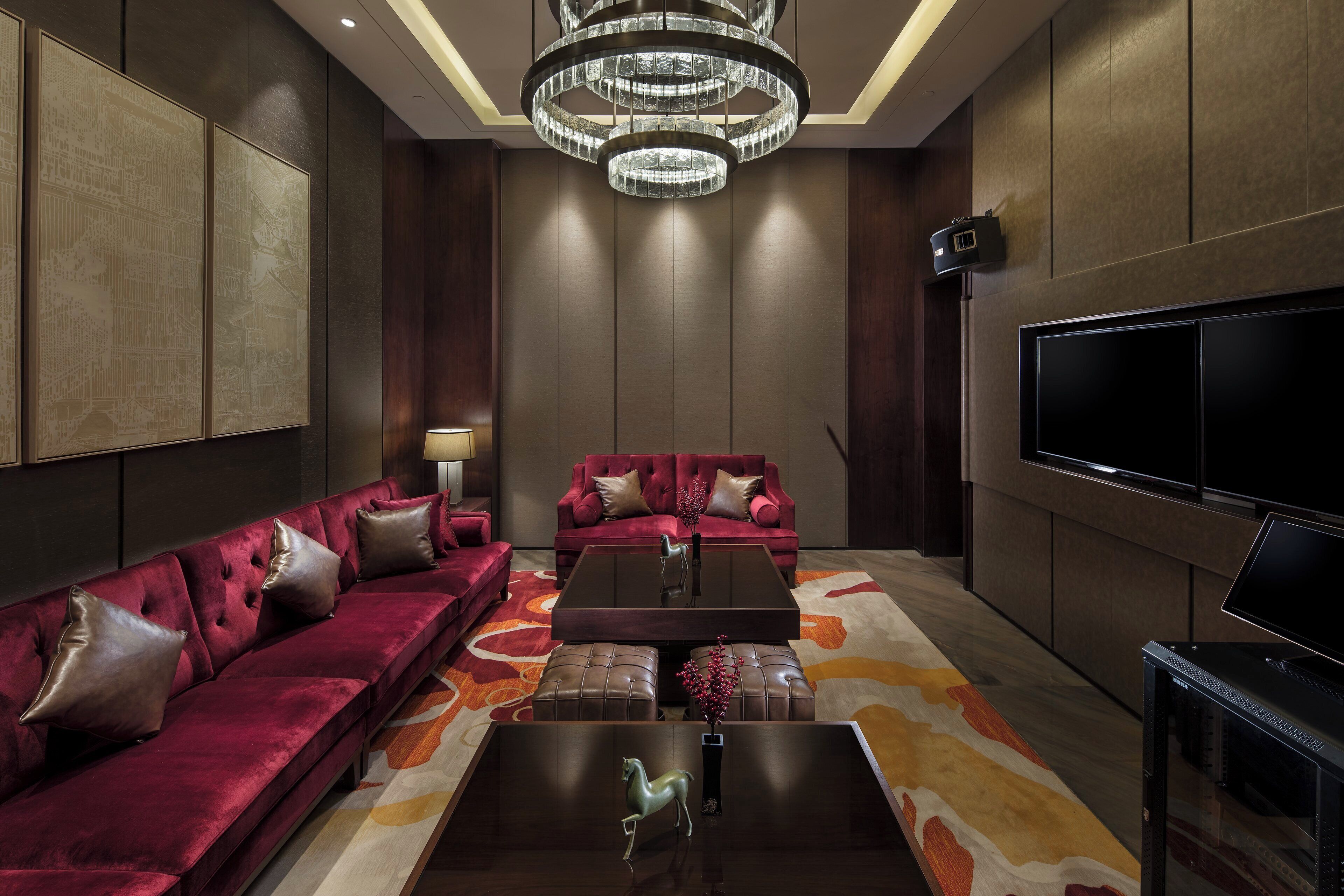 Ein modernes Wohnzimmer mit einem roten Sofa, einem Couchtisch und einem Fernseher.