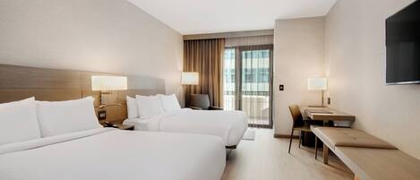 Værelse - 2 queensize-senge - balkon | Allergivenligt sengetøj, pengeskab på værelset, skrivebord