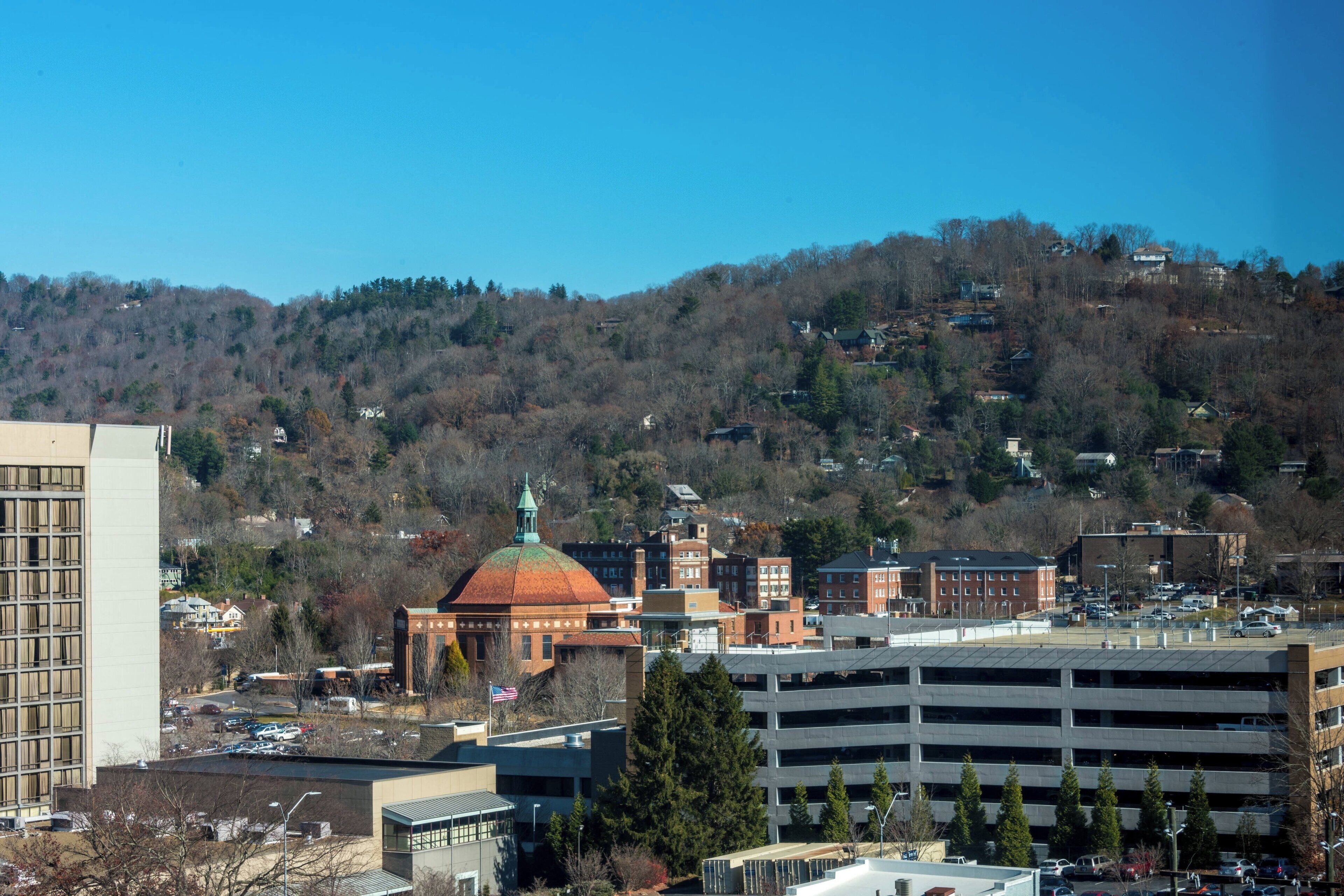 hypo-allergenic bedding, in-room safe, desk, laptop workspace
