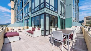 Ropa de cama hipoalergénica y caja de seguridad en la habitación