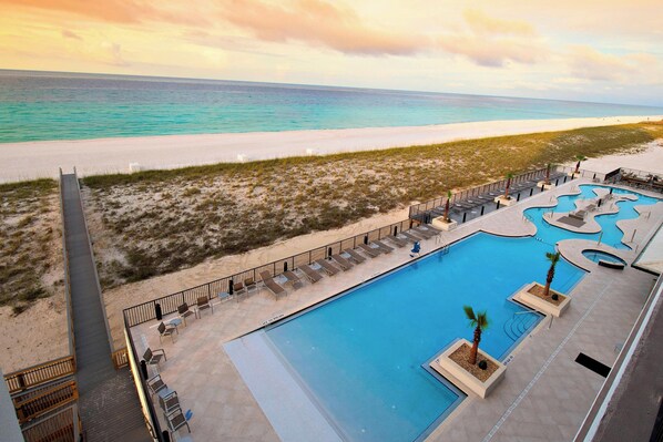 Outdoor pool, open 7 AM to 10:00 PM, pool umbrellas, sun loungers - SpringHill Suites by Marriott Navarre Oceanfront (Navarre)