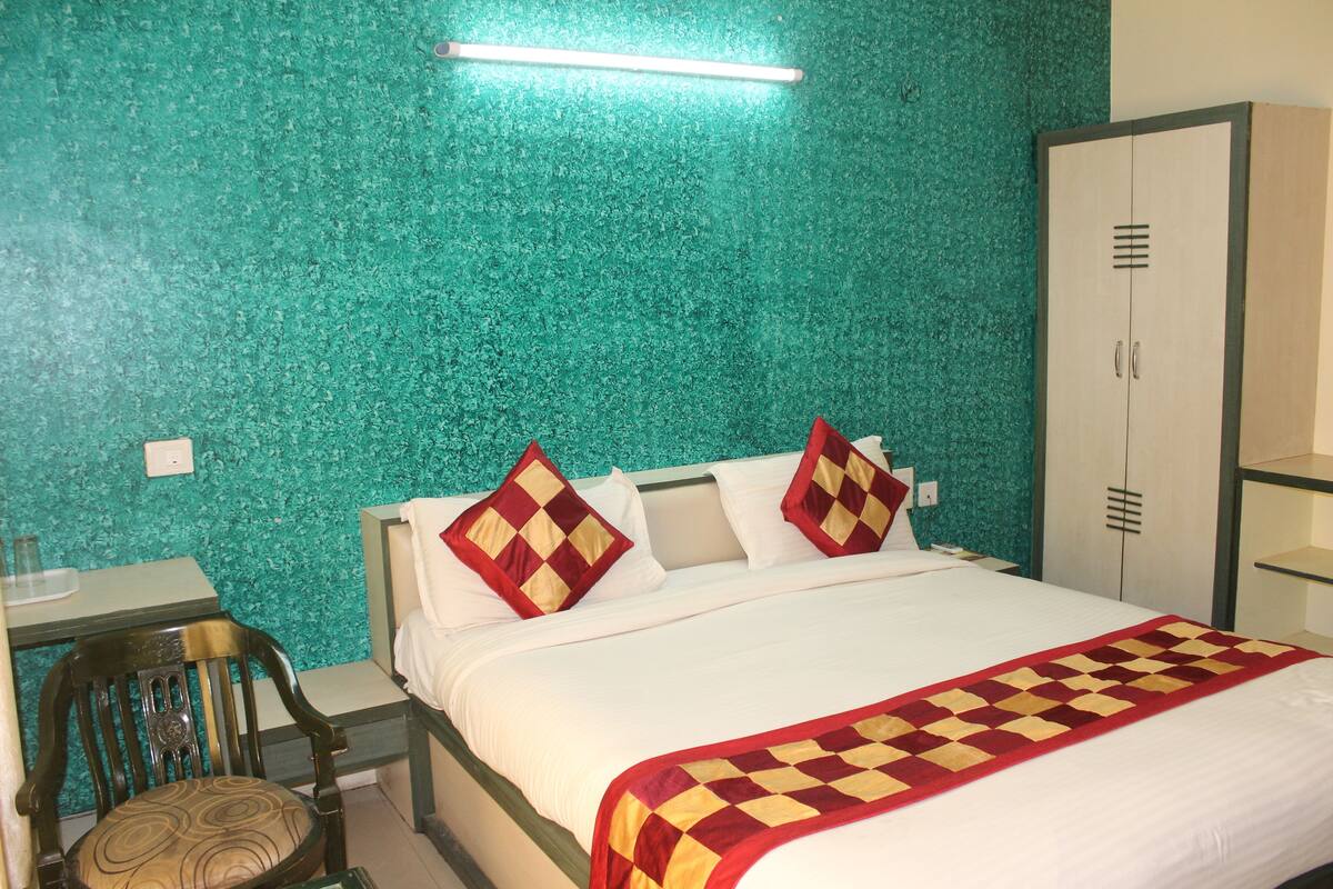 Deluxe Room | 1 bedroom, desk, soundproofing, rollaway beds (surcharge)