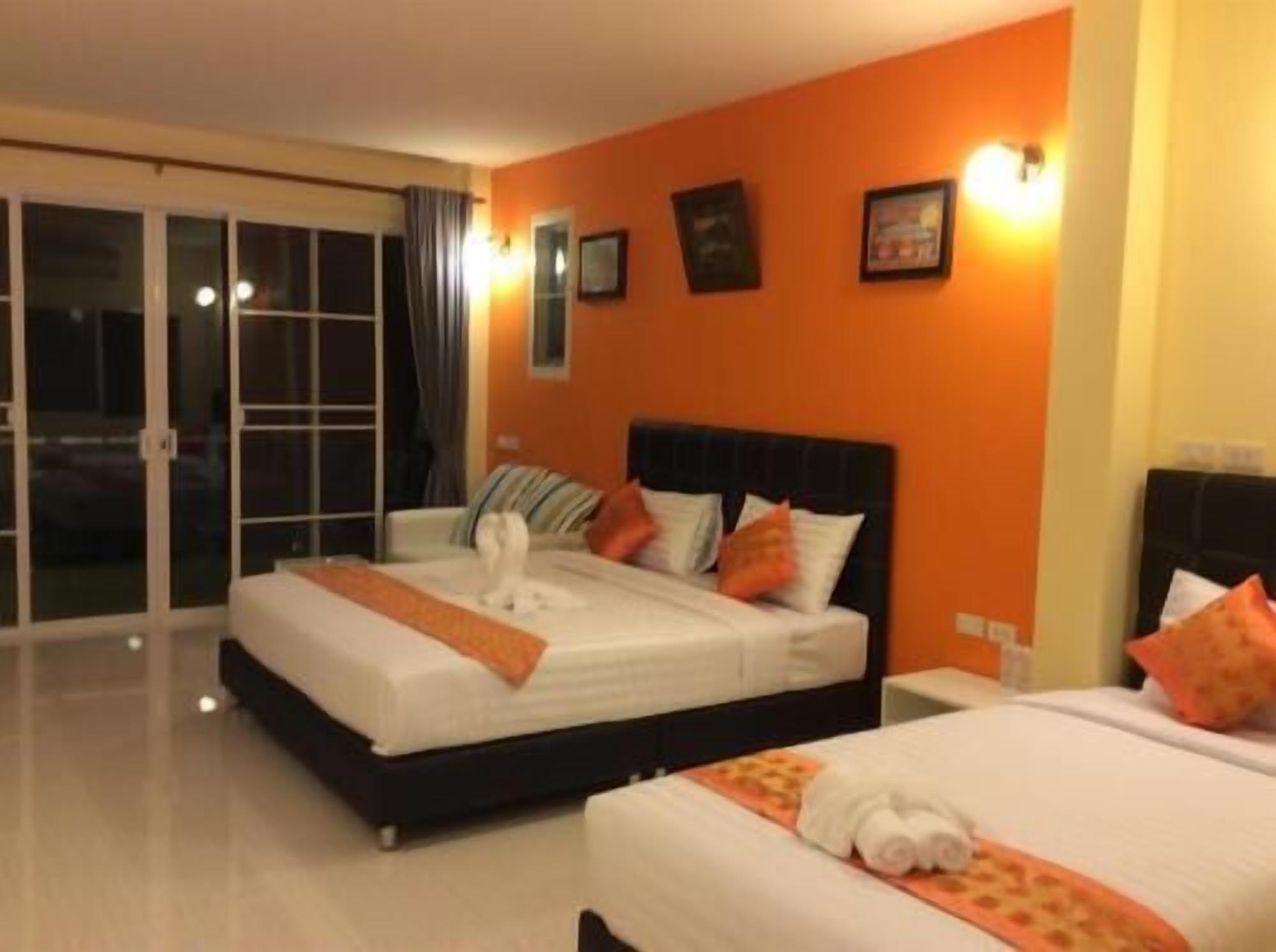 Cortinas blackout, tabla de planchar con plancha y wifi gratis 