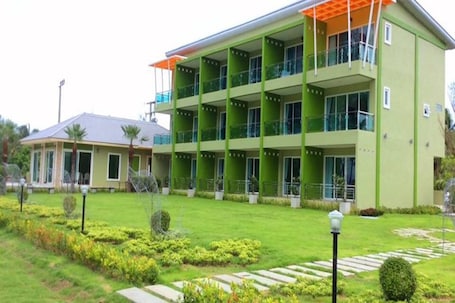 Exterior. Greenseaviewresort Bangsaphan