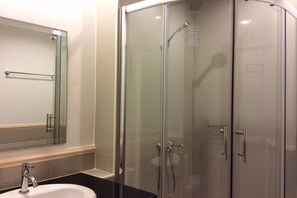 Shower, free toiletries, hair dryer, bidet - Greenseaviewresort Bangsaphan (Bang Saphan)