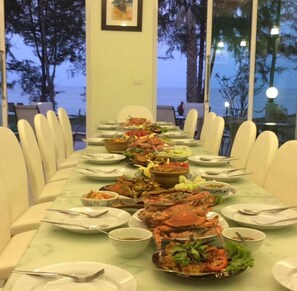 Frokost og lunsj serveres, thailandske retter, utsikt mot stranden 