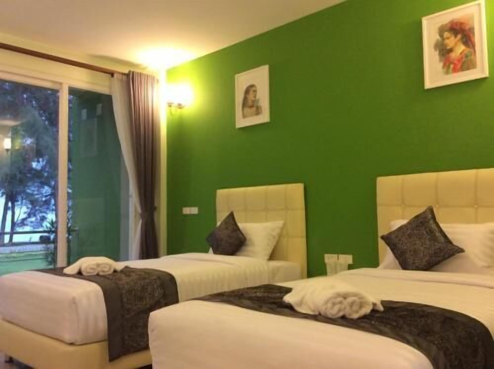 Cortinas blackout, tabla de planchar con plancha y wifi gratis 