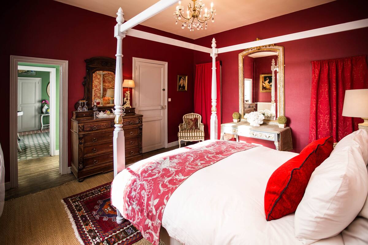 Suite, City View (Red)