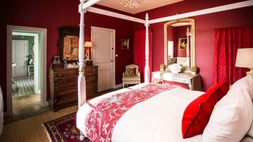 Suite, City View (Red)