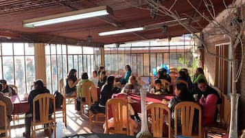 Se sirven desayunos, almuerzos, cenas y cocina regional
