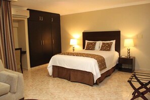 Caja de seguridad en la habitación y escritorio