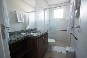Apartamento, várias camas (402) | Banheiro | Chuveiro, produtos de toalete grátis