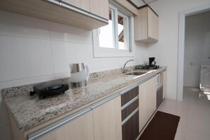 Apartamento, varias camas (403) | Cocina privada | Frigorífico, microondas, horno y tostadora