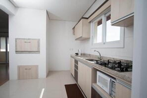 Apartment, Multiple Beds (403) | Private kitchen | Fridge, microwave, oven, toaster - Residencial Scheifler (Gramado)