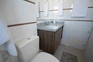 Apartment, Multiple Beds (402) | Bathroom