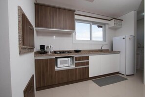 Apartment, Multiple Beds (402) | Private kitchen