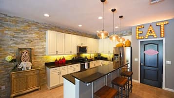 Family House, 6 Bedrooms | Private kitchen | Fridge, microwave, oven, stovetop