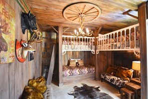 Family House, 6 Bedrooms | 7 bedrooms, free WiFi, bed sheets
