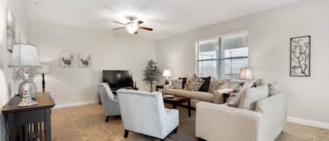 Family House, 5 Bedrooms | Living area